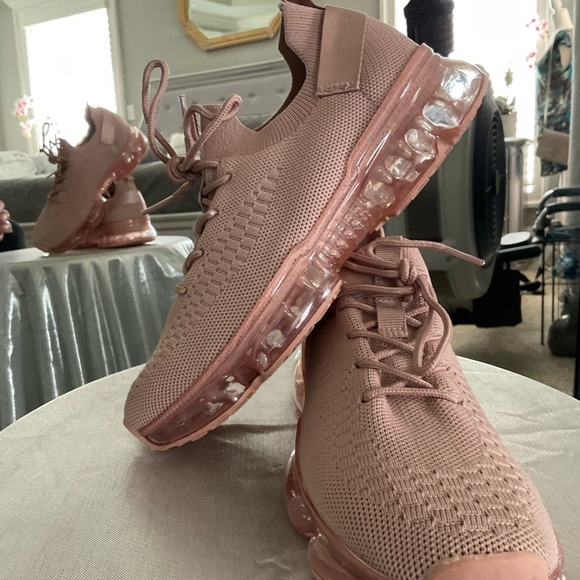 Women’s slip on tennis shoes. Size 4. Where’s like a women’s 6 - Picture 6 of 6